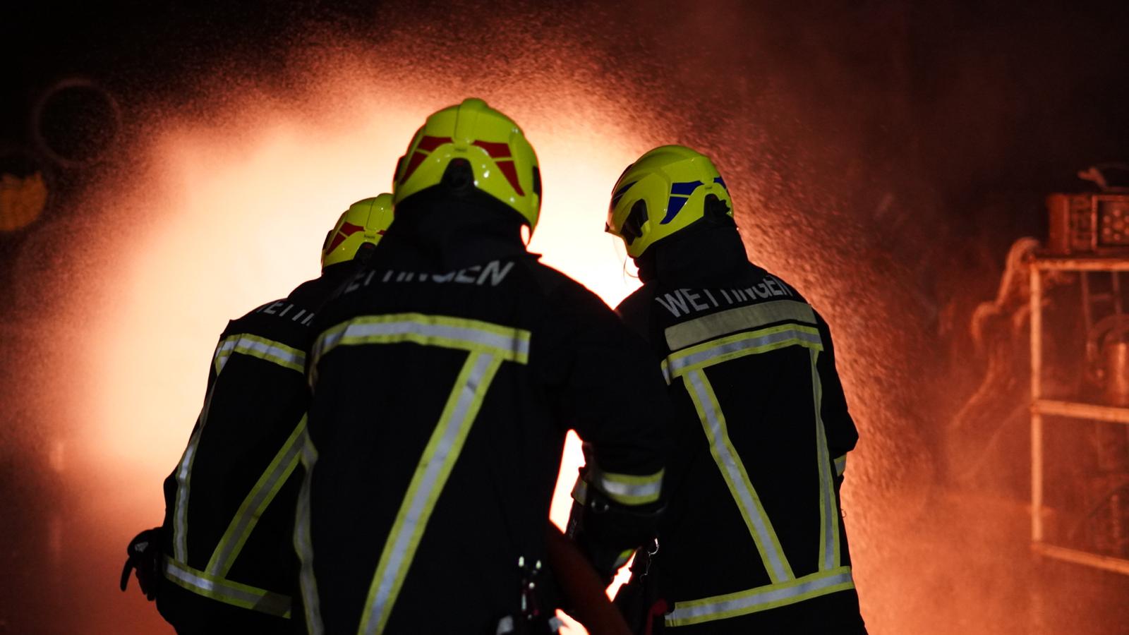 Feuerwehrangehörige im Einsatz